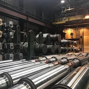 Des tuyaux d'acier à l'intérieur de l'usine Evraz à Regina.
