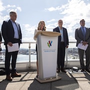 Des personnes donnent une conférence de presse, à Vancouver, le 12 juillet 2023.