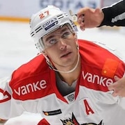 Un joueur de hockey qui regarde un officiel sur la glace. (archives)