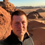 Un égoportrait d'Adam Giambrone dans un désert.