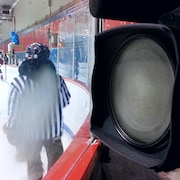 Comme les arénas du Nunavik ne sont pas chauffés, il n'est pas rare qu'un match se dispute avec un mercure de -30°C. Des conditions plus difficiles pour le matériel électronique que pour les Inuits. 