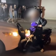Un jeune a confronté les policiers en plaçant son cyclomoteur devant leur voiture de patrouille.