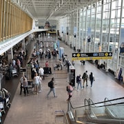 Une vue de l'intérieur de l'aéroport international Jean-Lesage à Québec.