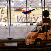 Une voiture d'urgence devant l'entrée de l'aéroport Paris-Vatry.