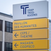 L'affiche indiquant où se trouve le pavillon des humanités et le magasin coopsco du Cégep de Trois-Rivières