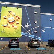L'affiche du Cinefest 2023 sur le mur d'un cinéma.
