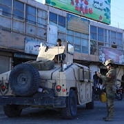 Des membres des forces de sécurité afghanes patrouillant dans les rues de Herat en Afghanistan.