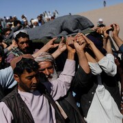 Funérailles d’une femme morte lors du séisme.