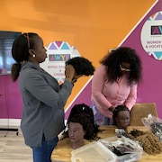 Dunni Olayeni et Florish Adebayo participent à un atelier de coiffure.