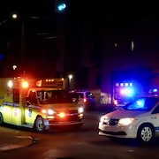 Une ambulance et une autopatrouille sur les lieux d'une agression armée à Montréal.   