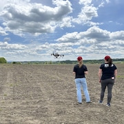 Deux femmes commandent le vol d'un drone à distance.