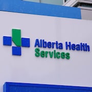 Pancarte de l'hôpital communautaire Strathcona, à Sherwood Park en Alberta, montrant le logo de Services de santé Alberta. 6 mars 2023