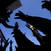 Des volontaires distribuent de l'aide humanitaire à Antakya, dans le sud de la Turquie.