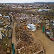 Photo aérienne d'une cour remplie de déchets de métaux.