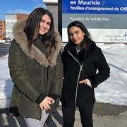 Deux étudiantes devant le campus de l'Université de Montréal en Mauricie.