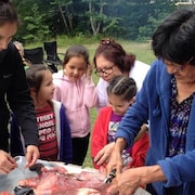 Des aînées montrent aux plus jeunes comment apprêter les outardes, le castor et le cœur d'orignal à la Journée traditionnelle du Centre d'amitié autochtone de Val-d'Or