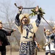 Des Autochtones ainouss participent à une cérémonie culturelle