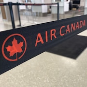Un cordon d'Air Canada à l'aéroport de Saskatoon, en Saskatchewan, en 2023.