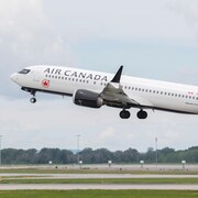 Un avion d'Air Canada décolle.