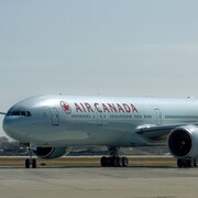 Un Boeing 777 d'Air Canada sur un tarmac.