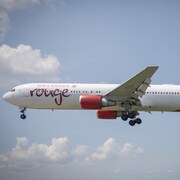 Un avion d'Air Canada Rouge en plein vol.