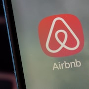 L'application Airbnb sur un téléphone.