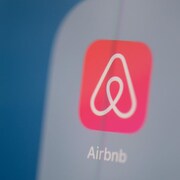 Le logo de l'application Airbnb sur un téléphone. 