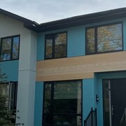 La devanture du duplex à Edmonton. 