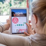 Une femme consulte le site Internet d'Airbnb.