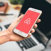 Le logo d'Airbnb sur un cellulaire