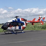 Un hélicoptère airmedic stationné sur le tarmac 