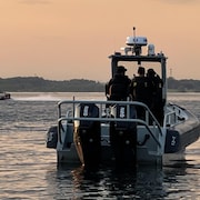 La patrouille nautique de la police mohawk sur le fleuve St-Laurent devant le territoire d’Akwesasne.