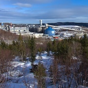 L'usine dans une paysage hivernal.