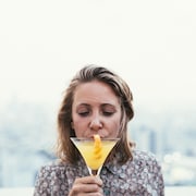 Une femme boit une boisson alcoolisée. 