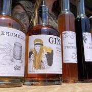 Des bouteilles sur un comptoir à l'extérieur.