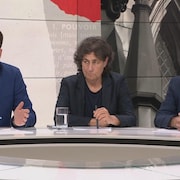 Les analystes politiques Alec Castonguay, Chantal Hébert et Michel C. Auger sont réunis autour d'une table.