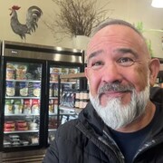 Alejandro Rodriguez dans son épicerie.