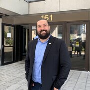 Alex Silas pose devant le palais de justice d'Ottawa.