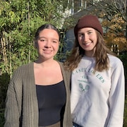 Alexa Freeman et Hailey Walsh sont dehors devant des arbres.