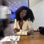 Une jeune femme est assise à une table.