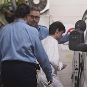 L’auteur présumé de l’attentat survenu au Centre culturel islamique de Québec, Alexandre Bissonnette, est escorté jusqu’à un fourgon cellulaire à la suite de sa comparution au palais de justice de Québec le 30 janvier 2017.