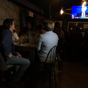 Alexis Brunelle-Duceppe regarde la télévision.