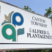 Un panneau d'accueil du canton d'Alfred et Plantagenet avec le logo du canton.