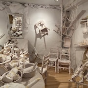 Une salle où tous les objets sont recouverts de papier beige. 