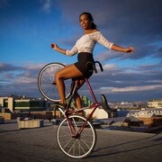 Alicia Beaudoin sur son vélo acrobatique