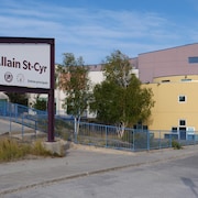 L'extérieur de l'École-Allain St-Cyr.
