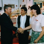 Michèle Bond serre la main du ministre Lyle Vanclief, sous le regard de Sylvain Lalli.  
