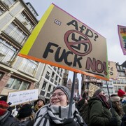 Des manifestants munis de pancartes.