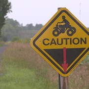 Un panneau indiquant un sentier pour motos hors route et véhicule tout terrain.