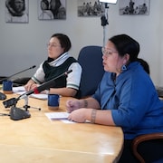 Deux femmes sont assises derrière une table lors d'une conférence de presse, le 10 mai 2023, à Iqaluit. 